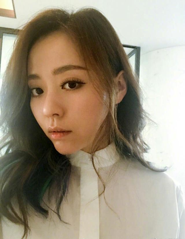 张靓颖剪齐耳视频新发型!与冯珂彻底说再见,张图片扎短发辨发型子图片