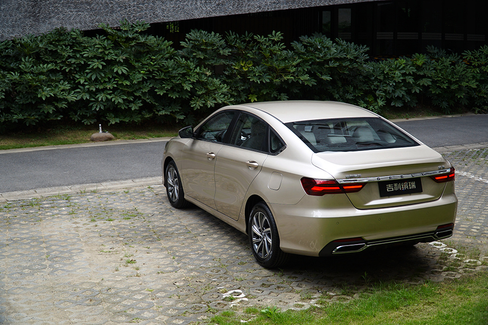 实拍 | 溜背的吉利缤瑞能否叫板10万合资车?