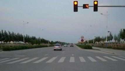 黄灯最后一秒过线, 继续走算不算闯红灯? 交警