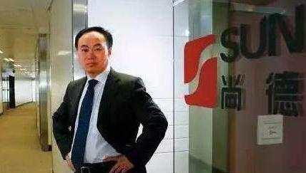 被人收养到中国首富, 一口气买下十辆豪车, 却用5年败光186亿!