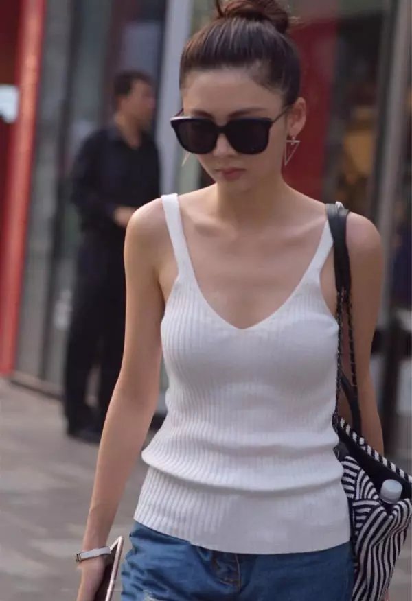俏丽的白色吊带小姐姐身材小鸟依人,不穿内衣只用胸贴