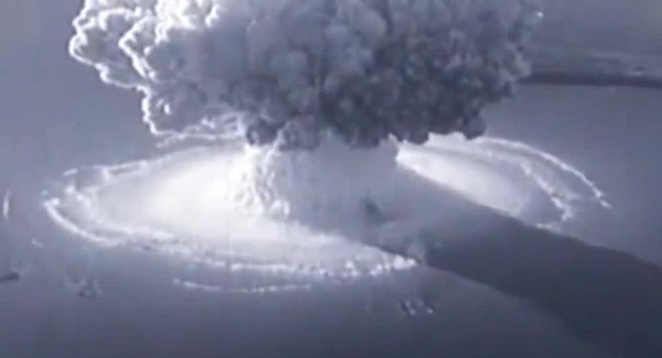 5000万吨核弹海底突然爆炸 超广岛原子弹3000倍 巨浪翻天