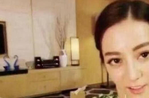 看看杨幂如今住的豪宅,住在双层别墅里,在香港