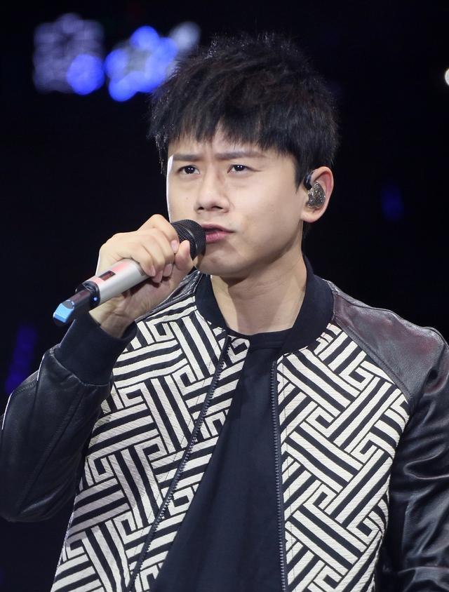 张杰演唱《烈火如歌》,终于知道他为什么会火