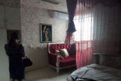 丈夫出差,临走时在妻子房间装了个摄像头,打开