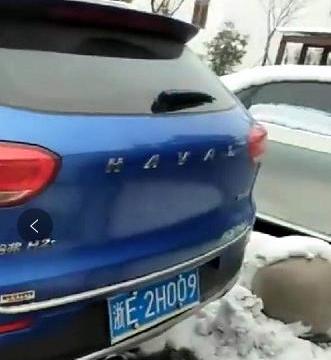 哈弗车主在弄堂口乱停车惨遭大爷钥匙划车