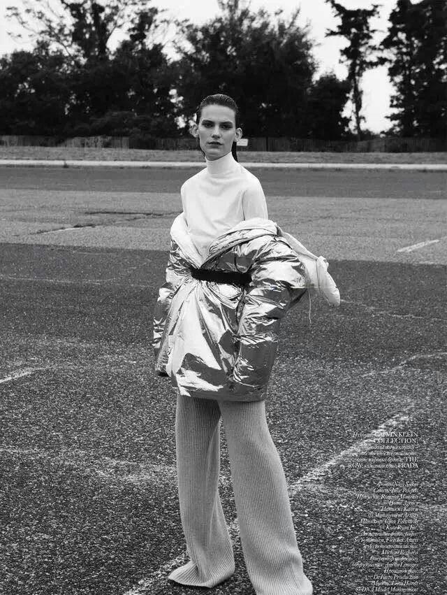 二十几岁的女生在冬天怎么穿羽绒服才能既保暖