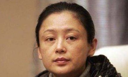 江珊老了,蒋雯丽老了,陈红也老了,只有她把49岁