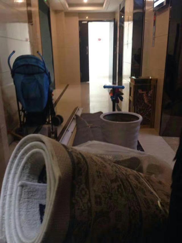 邻居走廊当厨房做饭,电梯口全是杂物,物业都不