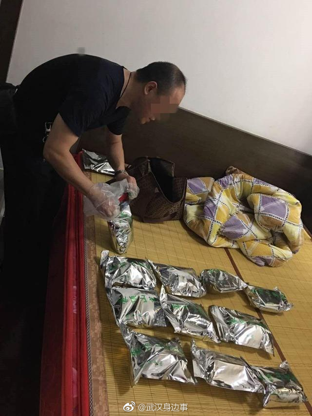 8毒贩刑满后组团运毒来汉,八旬老母看着民警押毒枭儿子泪流满面