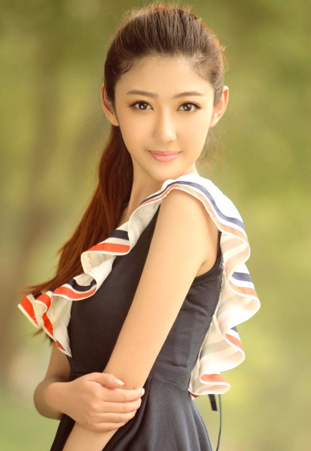 美图美女分享:清纯白皙脸蛋的漂亮大美女噢