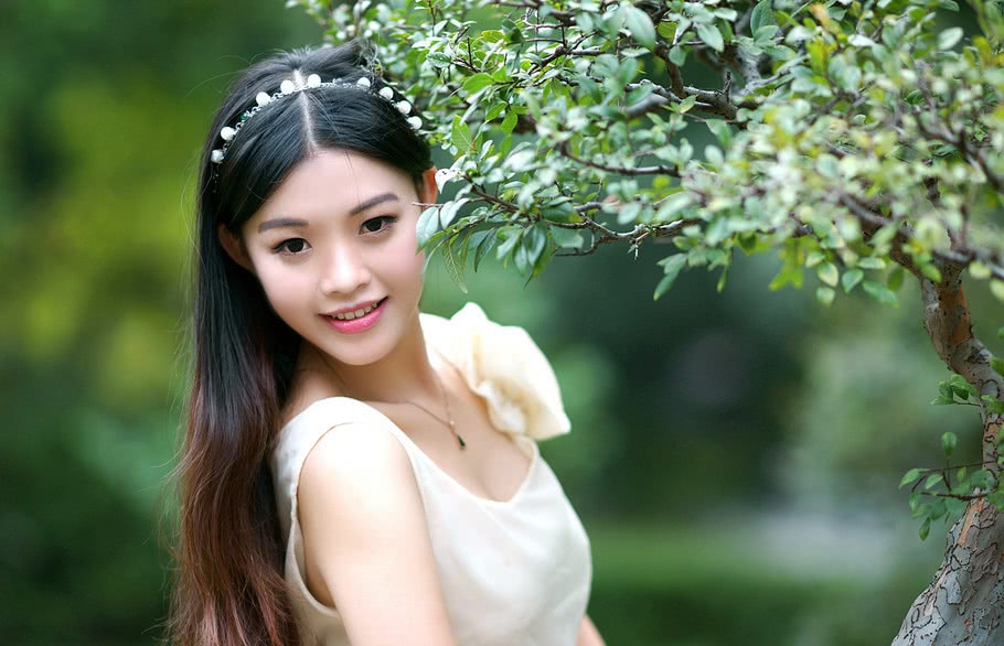 清丽秀雅的脸上荡漾着动人笑容,婉如花丛中的仙女