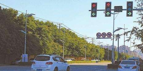 红灯可以右转，为啥会接到违章？交警：你对交通信号灯一无所知！