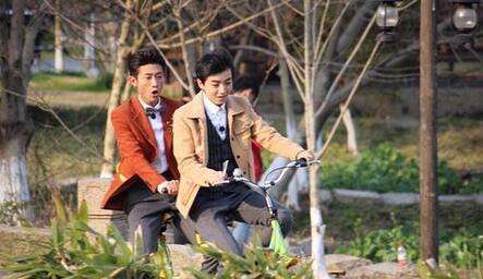 张一山吐槽王俊凯帅自己丑，王俊凯回答8个字被赞机智