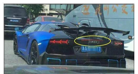 老婆路上看到一辆五菱宏光S, 以为是廉价车, 谁知道900万买不起!