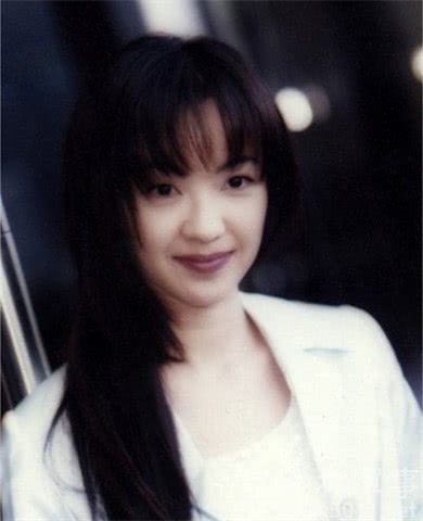 她是粤语天后，乐坛公主，她是一位实力兼偶像派歌手