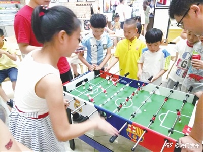 解放西路社区举办“桌上足球”赛