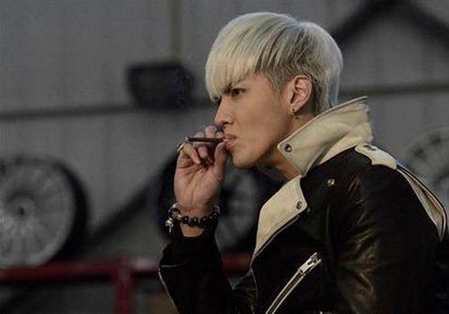 这四位明星抽烟只有他抽烟最帅