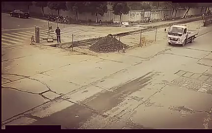 电动车男子遭大货车碾压，为了活命，接下来的举动让人笑翻了