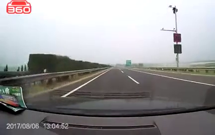 小妹子骑电动车撞上轿车后摔倒，监控拍下她的造型