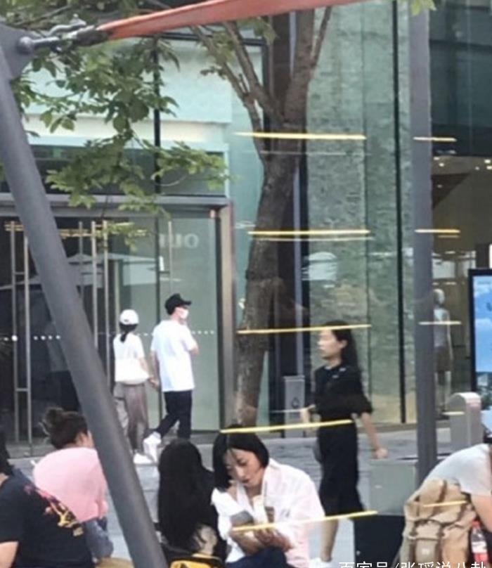 赵丽颖与冯绍峰牵手照曝光 网友:有这功夫造谣