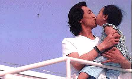已故央视主持人李咏和妻子女儿的温馨全家福照，第一张照片太开心
