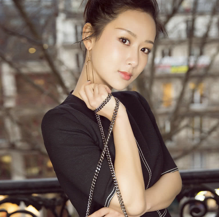 看完杨紫10月份的行程表,网友:终于明白她为什