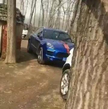 吃得苦中苦才能开路虎！村长门口停着六辆车，6个女婿6辆豪车