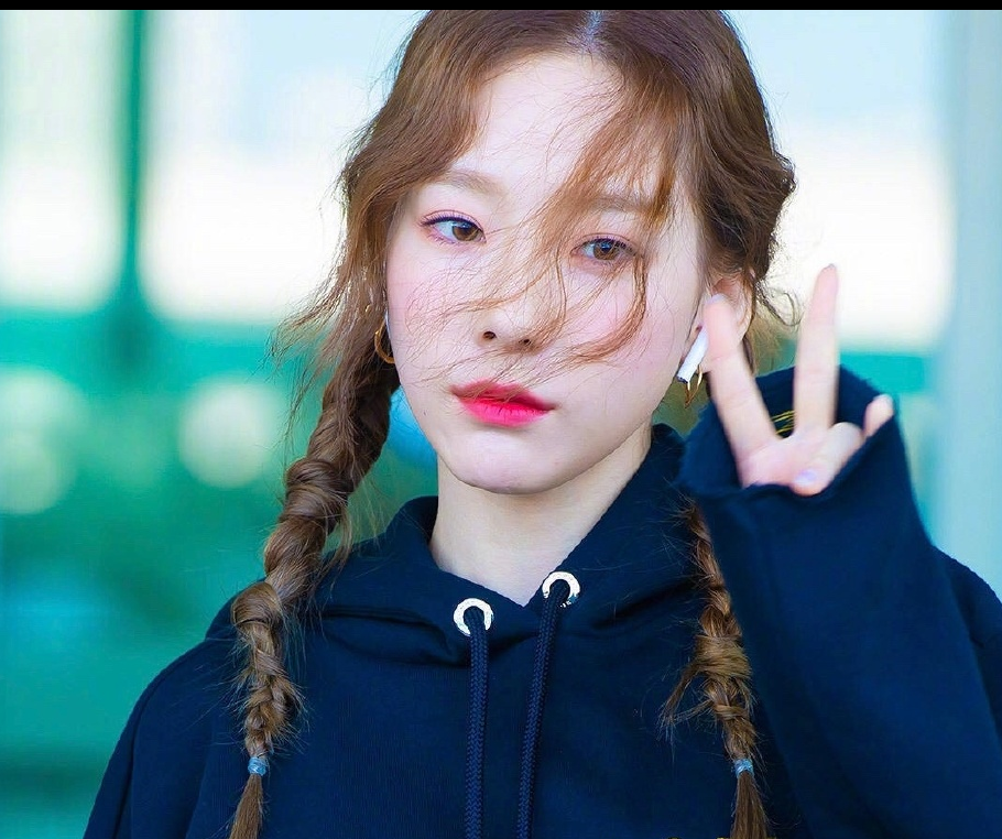 少女时代金泰妍来中国啦 短款露脐卫衣搭配浅