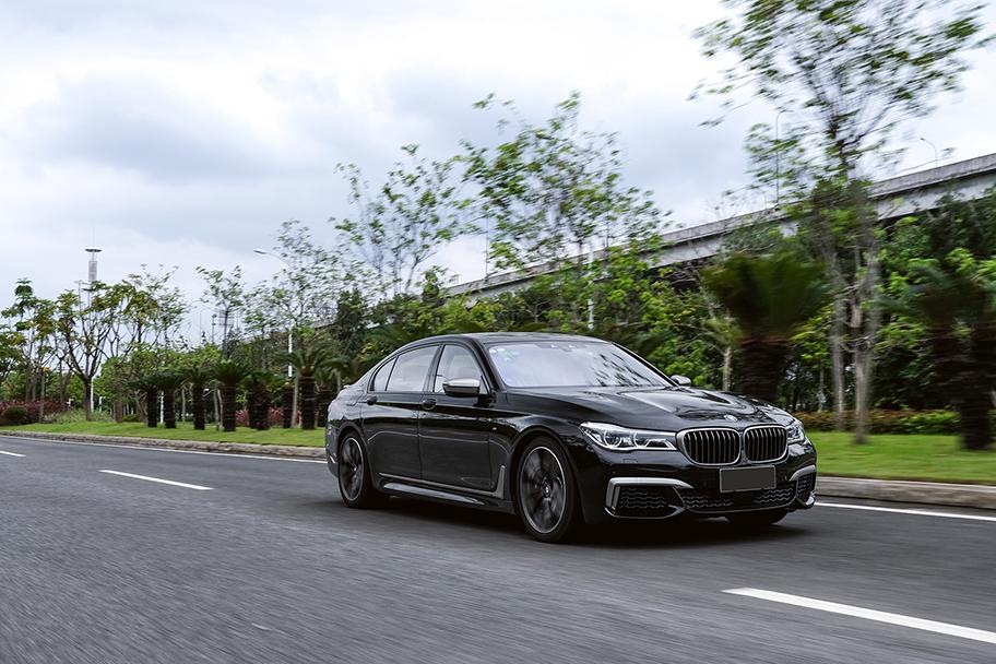 那天在路上看见一辆7系 它跑赢了我的法拉利458