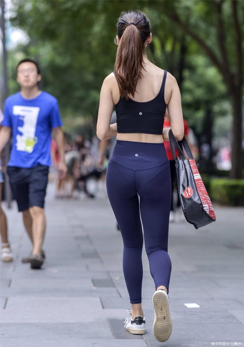 街拍紧身裤, 腰细腿长臀圆润, 什么动作都不在话下