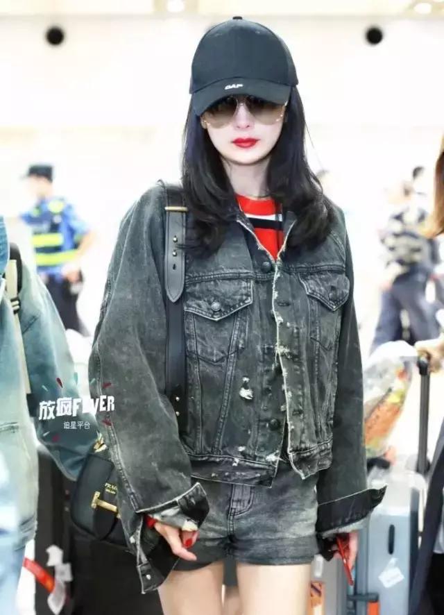 牛仔外套不只有蓝色的,黑色的除了时髦还让你