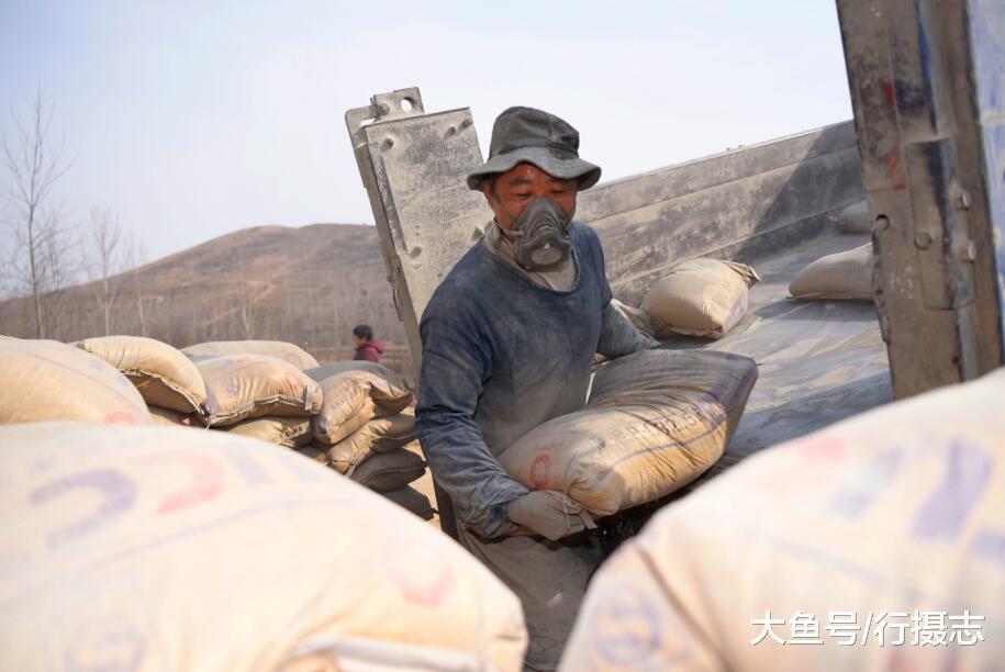父亲每天的工作十分辛苦,而且扛水泥有粉尘污染,他不得不戴上口罩.