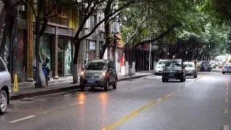 路边开双闪等人,到底算不算违章?大多数司机都