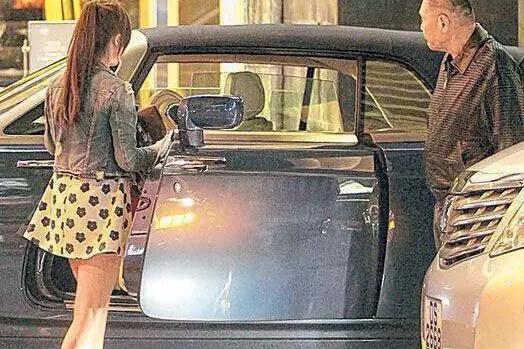 他花5亿为女儿招婿，香港女星任他摆布如今1500万的豪车代步