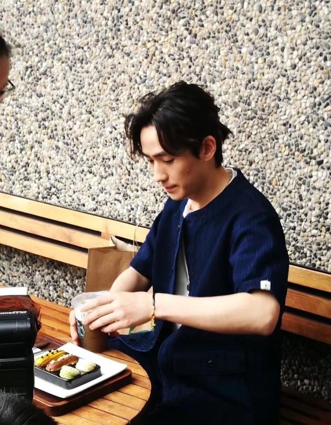 网友偶遇朱一龙在星巴克喝咖啡,镇魂女孩:我不