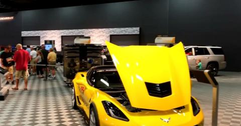 福特GT现身车展，却被“神秘”车抢镜，网友看到这几个字母秒懂