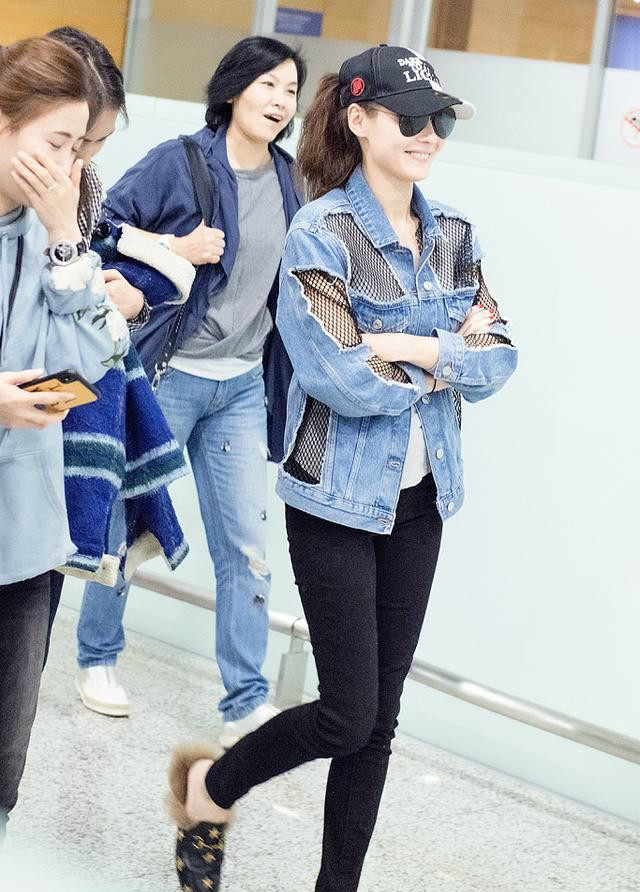 张柏芝现上海,小脚裤,豆豆鞋超显瘦,网友,春天的