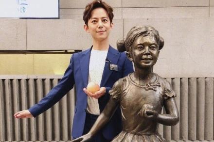 囧哥:何炅与雕像同框录节目