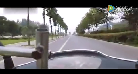 老人骑电动车碰瓷讹诈300，没想到碰到了高手，最后亏大了