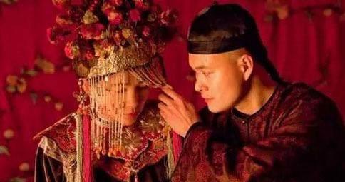 为什么古代正室在侍寝时, 小妾必须在一旁服侍