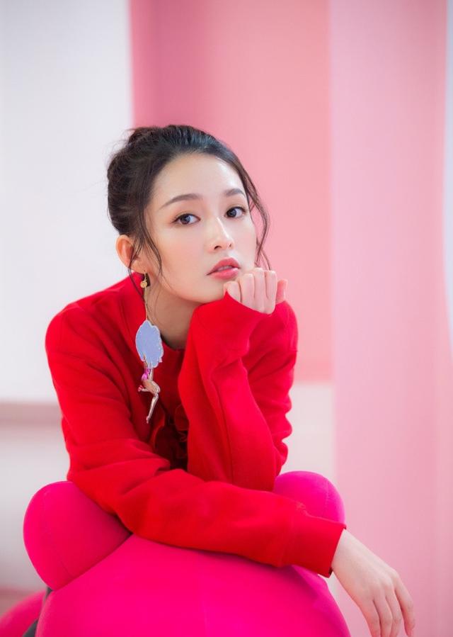 单手托腮,美丽又迷人.