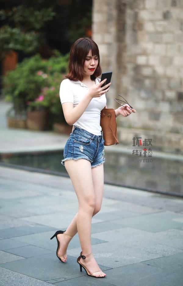 街拍:热裤美女大方开朗,简约穿搭展现的好身材,婀娜多姿!
