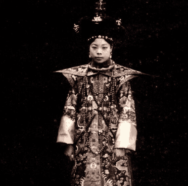 九张图片揭示婉容与文绣的真实面貌, 最后一张可以看出婉容很不幸