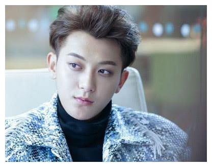 韩系男生直播做头发,染成这颜色后引热议,火烈