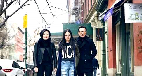 已故央视主持人李咏和妻子女儿的温馨全家福照，第一张照片太开心