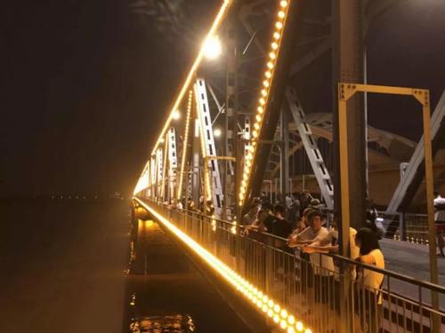 依萍当年跳的那座桥一不小心成了哈尔滨网红桥