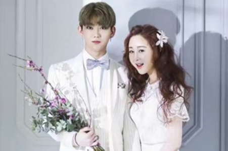 42岁的韩国女星嫁给小18岁的中国网红,爱情无