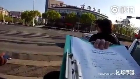 正能量！ 电动车闯红灯进入路口后，与正常行驶的小轿车发生碰撞，最后交警认...