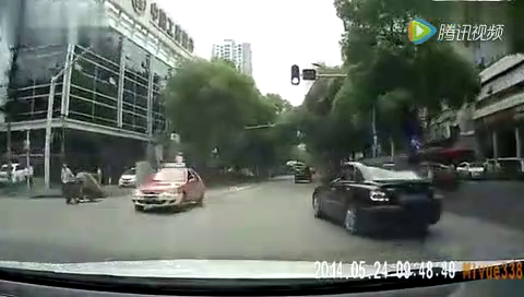 出租车逆行，直接顶上去逼停，大快人心
